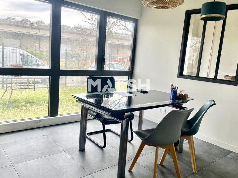 Bureau dans Vénissieux à louer - Photo de l’immeuble – Image 3 sur 9