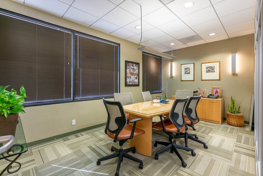 17425 Chatsworth St, Granada Hills, CA à louer - Photo intérieure – Image 2 sur 24