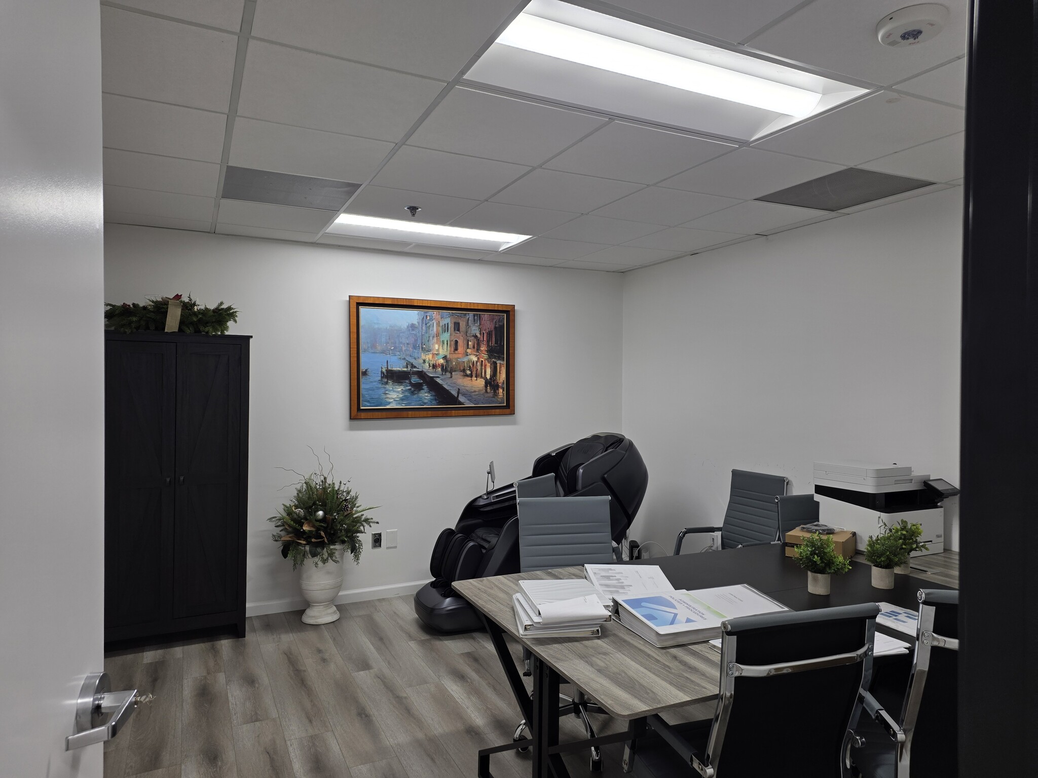 425 E Colorado St, Glendale, CA à louer Photo intérieure– Image 1 sur 13