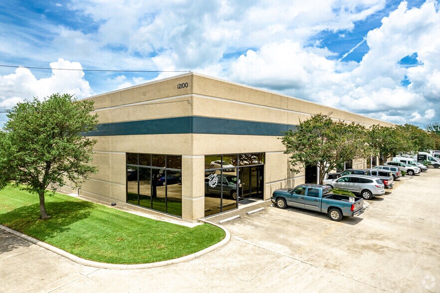 12100 Crownpoint Dr, San Antonio, TX à louer - Photo de l’immeuble – Image 3 sur 7