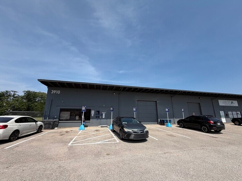 3910 Warehouse Row, Austin, TX à vendre - Photo de l’immeuble – Image 3 sur 10