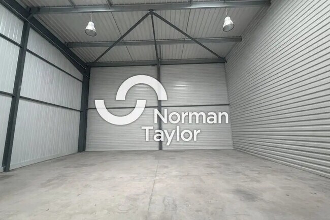 Plus de détails pour Local d'activités à louer