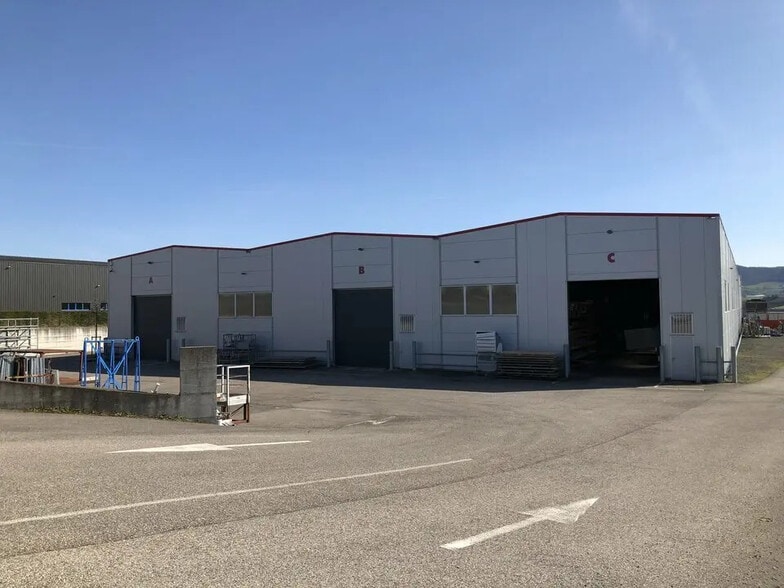 Local d’activités dans Sarcey à louer - Photo de l’immeuble – Image 2 sur 7