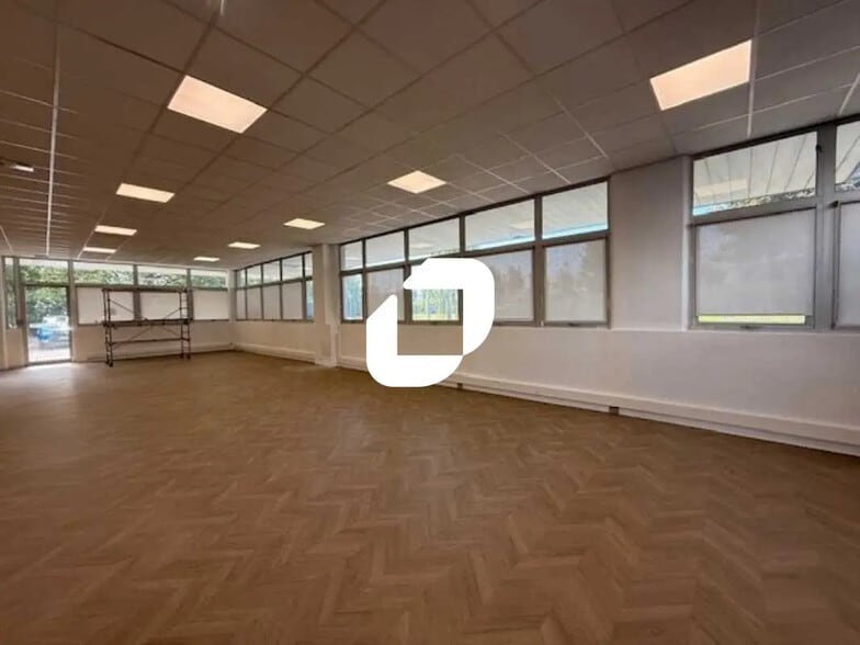 Bureau dans Osny à louer - Photo de l’immeuble – Image 2 sur 16