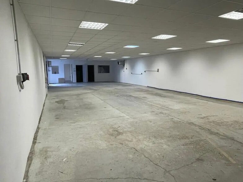 Local d’activités dans Courcelles-sur-Seine à louer - Photo de l’immeuble – Image 2 sur 5