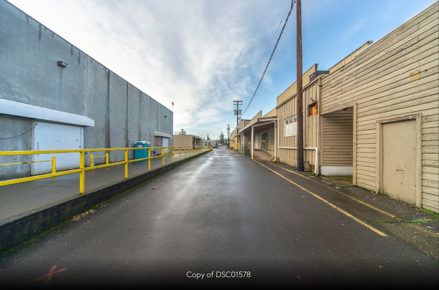 809 Edgewater St NW, Salem, OR à louer - Photo de l’immeuble – Image 2 sur 7