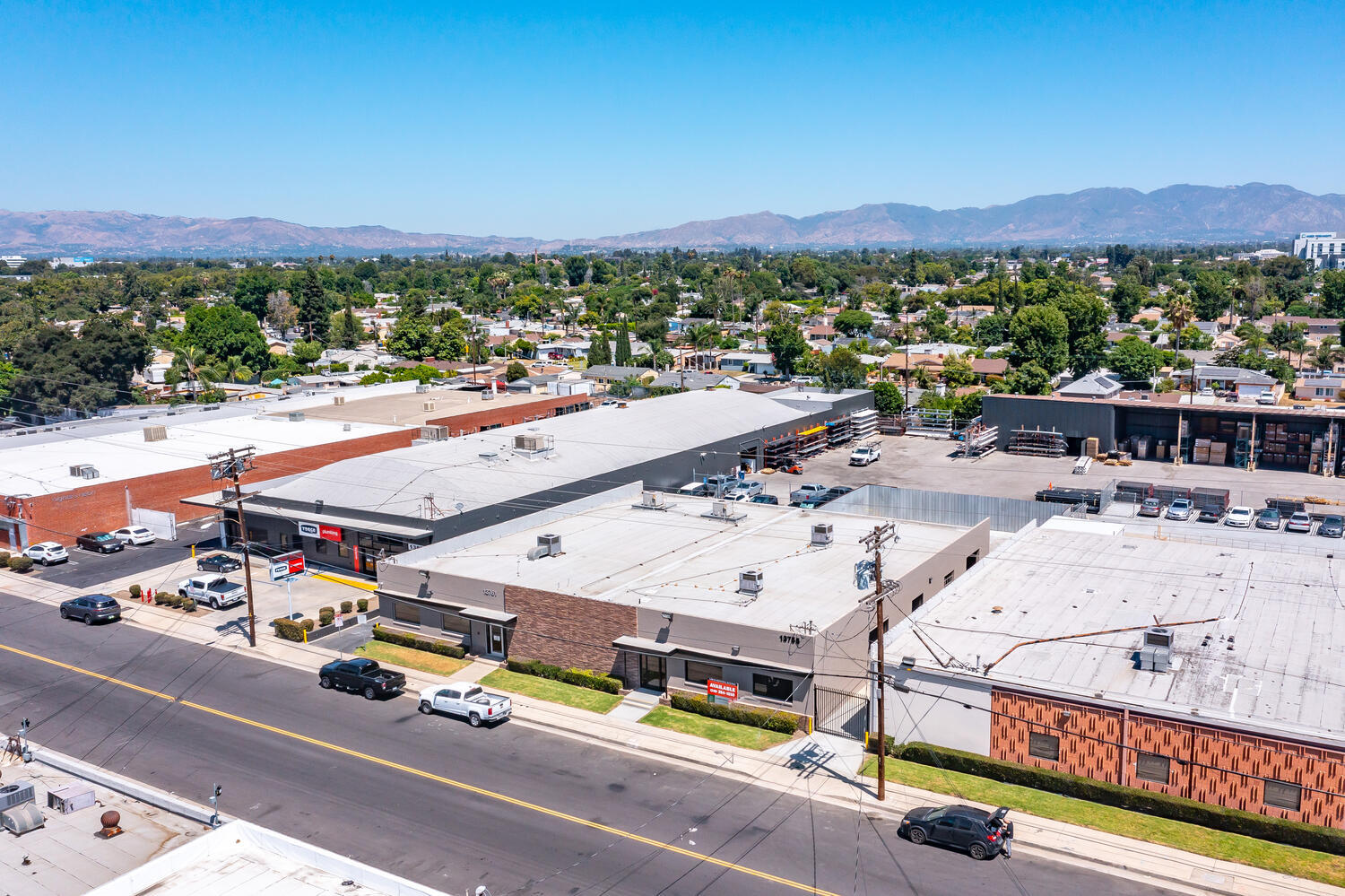 13755-13761 Saticoy St, Panorama City, CA à louer Photo principale– Image 1 sur 30