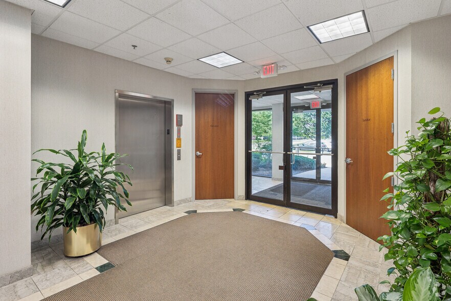1749 S Naperville Rd, Wheaton, IL à louer - Hall d’entrée – Image 2 sur 11