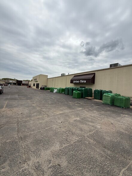 825 W Fulton St, Waupaca, WI à louer - Photo de l’immeuble – Image 2 sur 5