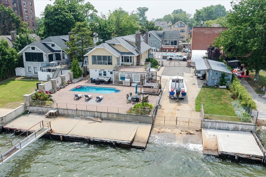 720 Clarence Ave, Bronx, NY à vendre - Photo principale – Image 1 sur 58