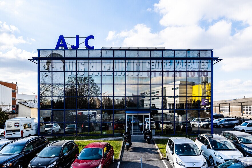 Local d’activités dans Villeneuve-la-Garenne à louer - Photo de l’immeuble – Image 3 sur 3