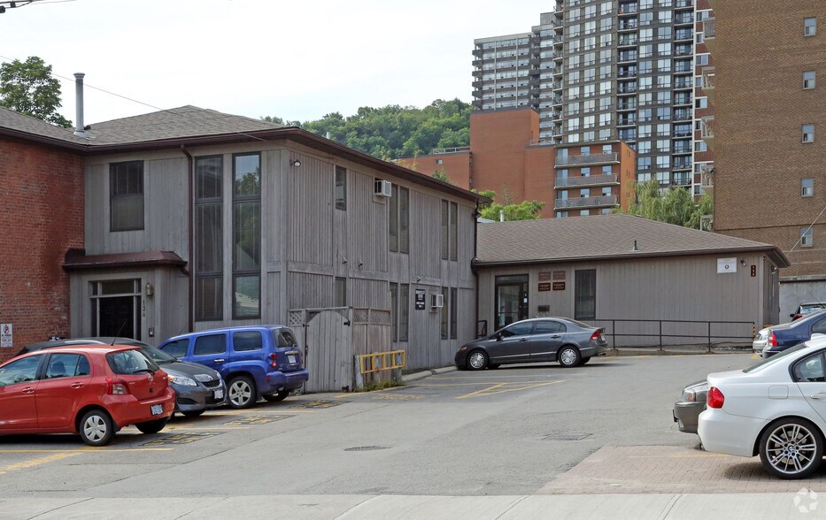126-132 Young St, Hamilton, ON à vendre - Photo de l’immeuble – Image 3 sur 3