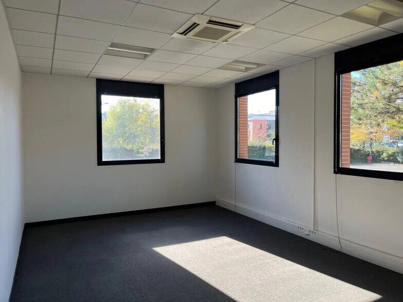 Bureau dans Villeneuve-la-Garenne à louer - Photo de l’immeuble – Image 3 sur 18
