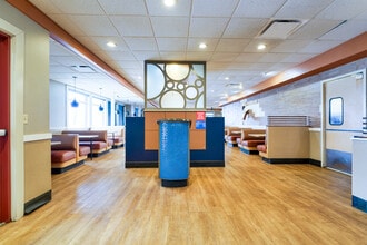 181 Homer M. Adams Pky, Alton, IL à louer Photo intérieure– Image 1 sur 15