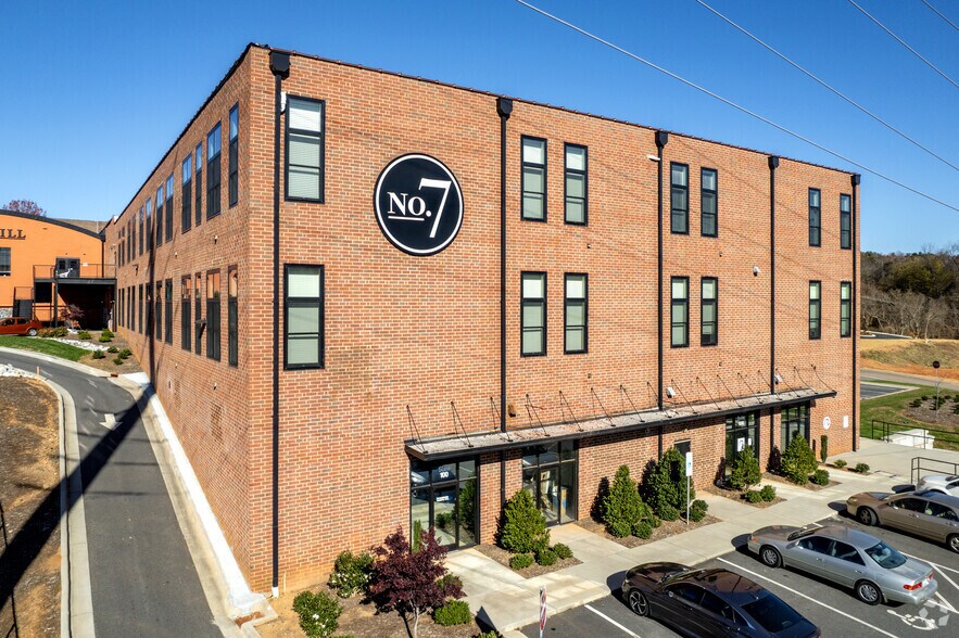 109 E Fleming Dr, Morganton, NC à louer - Photo de l’immeuble – Image 2 sur 11