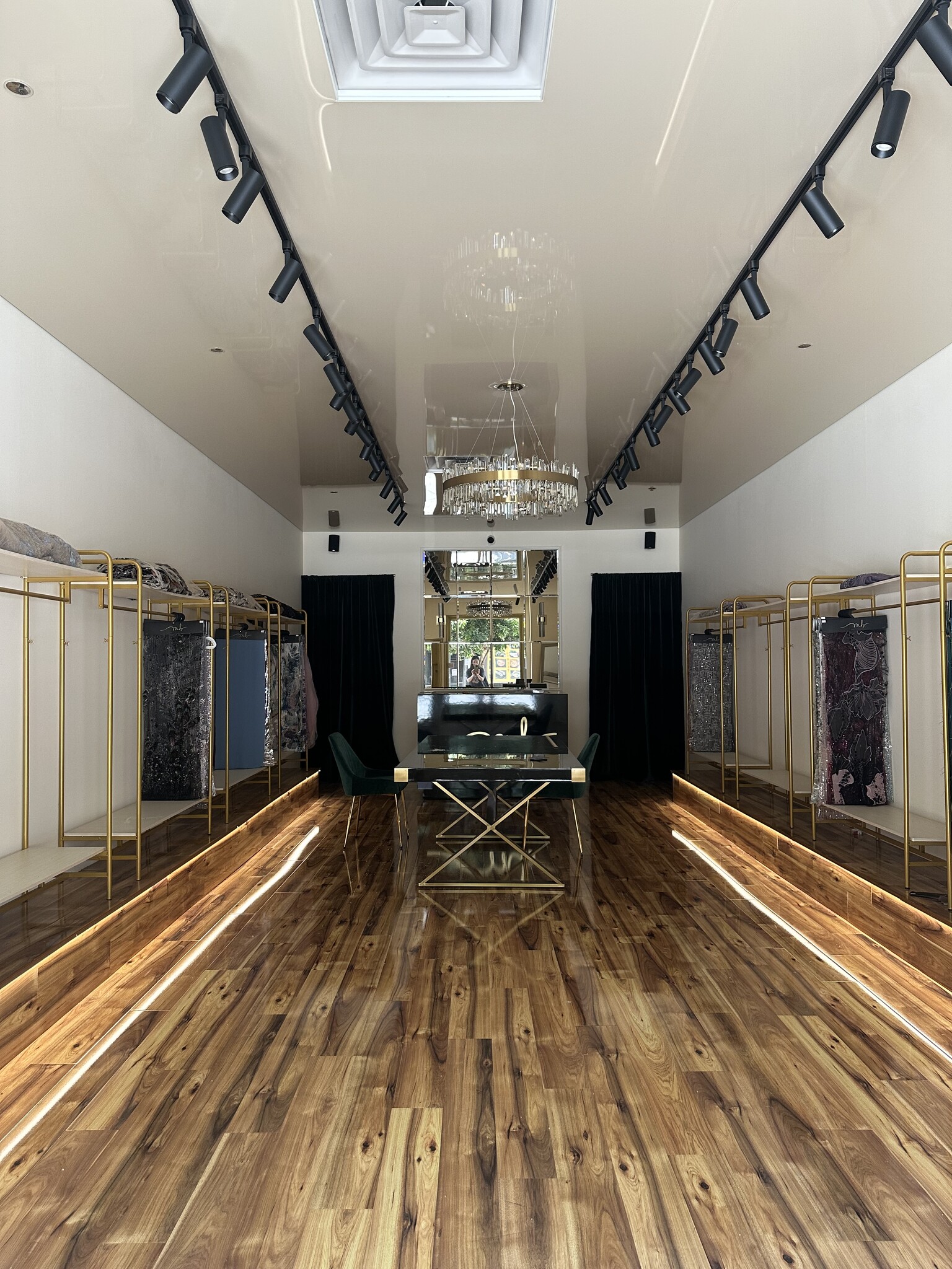 106-146 S Brand Blvd, Glendale, CA à louer Photo intérieure– Image 1 sur 2