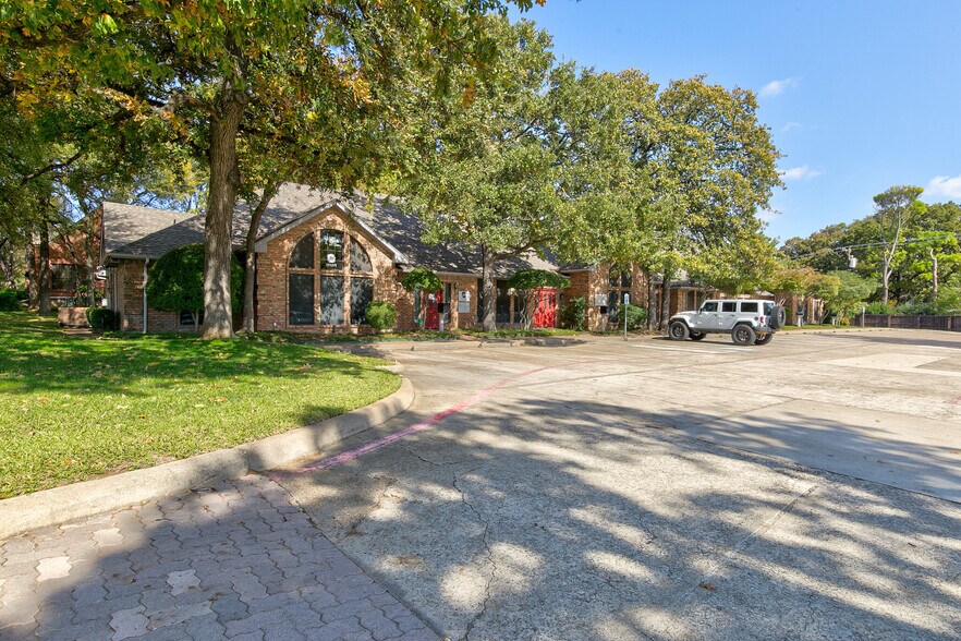 210-220 N Park Blvd, Grapevine, TX à louer - Photo de l’immeuble – Image 2 sur 3