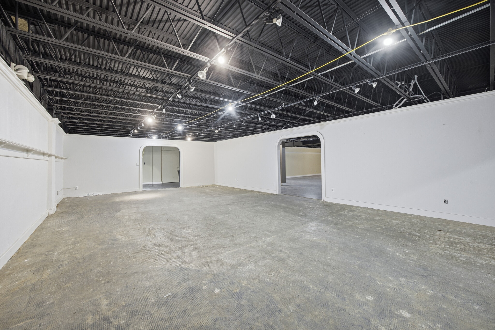 261-275 E Maple Rd, Birmingham, MI à louer Photo intérieure– Image 1 sur 4