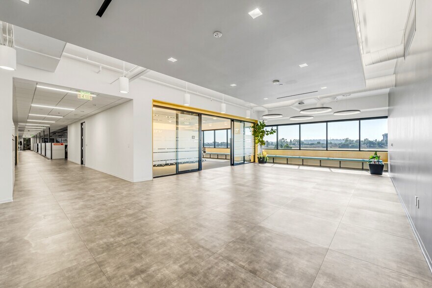 4910 Airport Plaza Dr, Long Beach, CA à louer - Photo de l’immeuble – Image 2 sur 38