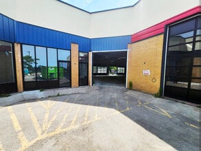 195 Westney Rd S, Ajax, ON à louer Photo de l’immeuble– Image 1 sur 2