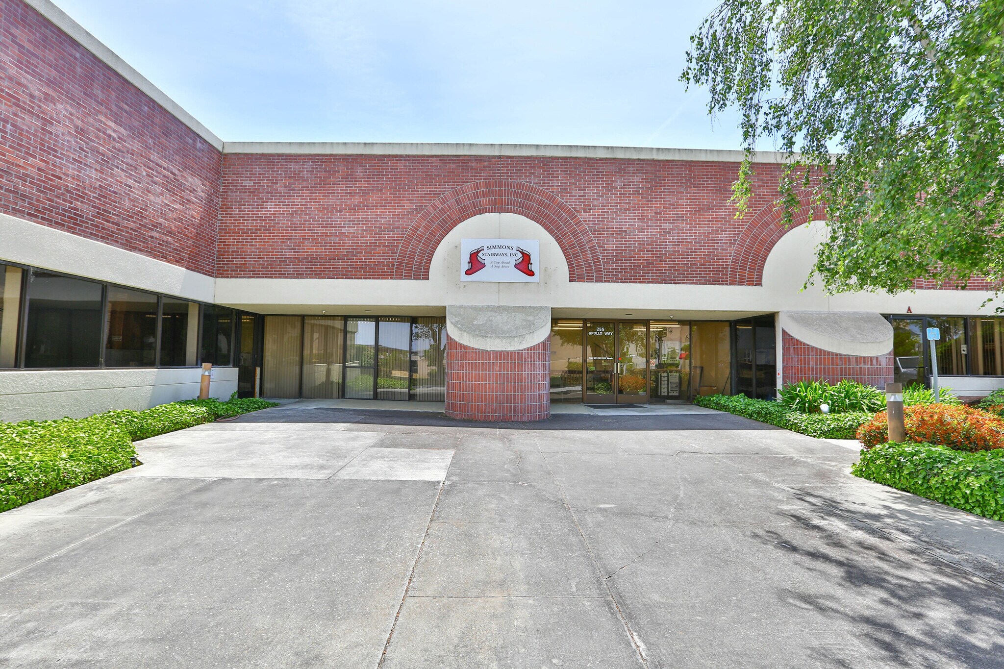 255 Apollo Way, Hollister, CA à louer Photo principale– Image 1 sur 52