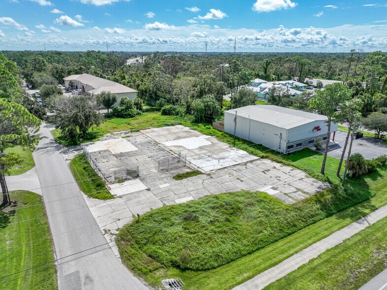 17320 Brighton Ave, Port Charlotte, FL à vendre - Photo de l’immeuble – Image 3 sur 13