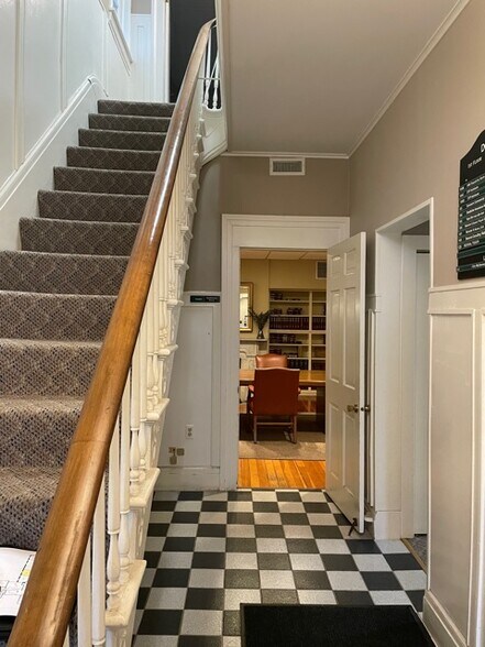 115 Campbell St, Geneva, IL à louer - Photo intérieure – Image 3 sur 8