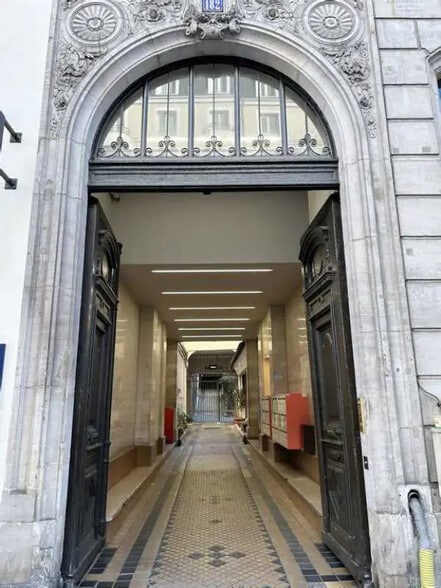 Bureau dans Paris à louer - Photo de l’immeuble – Image 2 sur 7