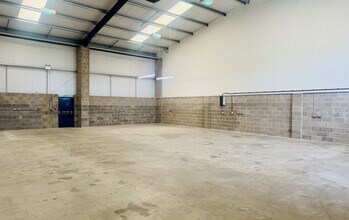 11A-11B Thrush Rd, Poole à louer Photo intérieure– Image 1 sur 2