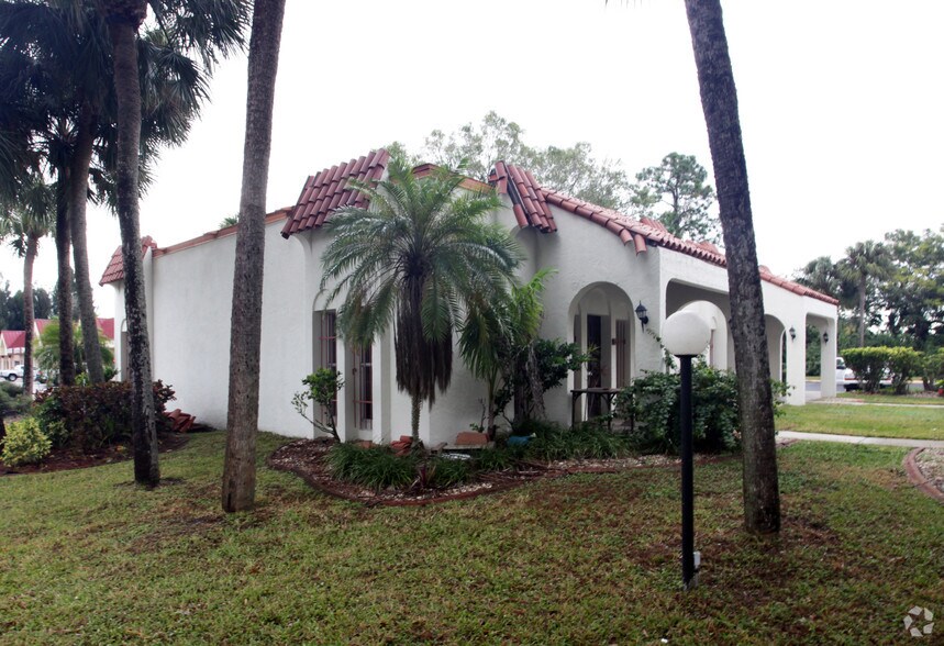 76 Pondella Rd, North Fort Myers, FL à vendre - Photo de l’immeuble – Image 2 sur 4