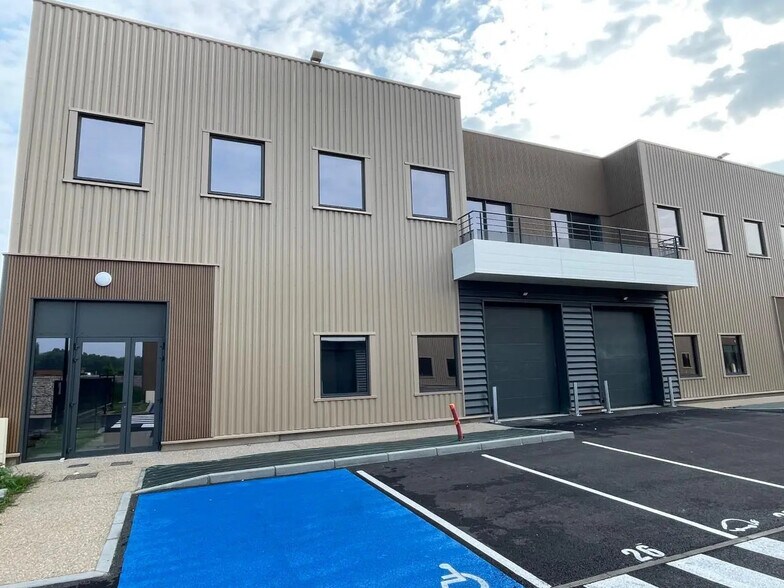 Local d'activités dans Oissel à vendre - Photo de l’immeuble – Image 3 sur 14