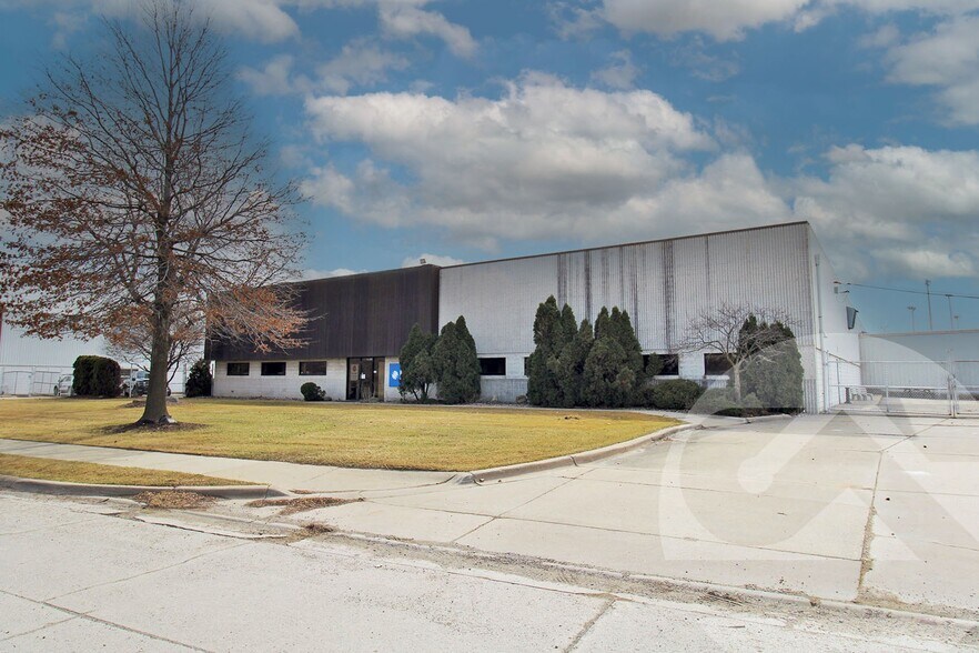33140 Fisher Dr, Saint Clair Shores, MI à vendre - Photo de l’immeuble – Image 2 sur 7