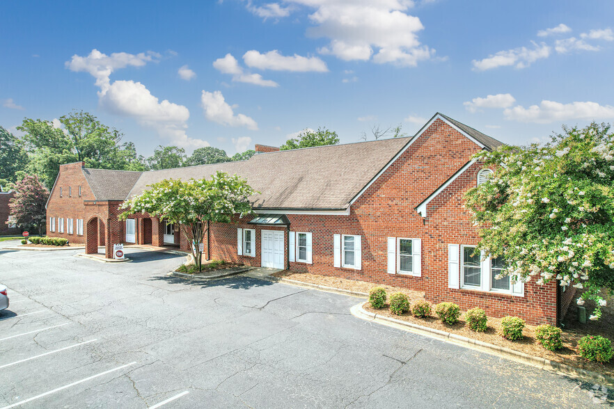 101 E Matthews St, Matthews, NC à louer - Photo de l’immeuble – Image 1 sur 5