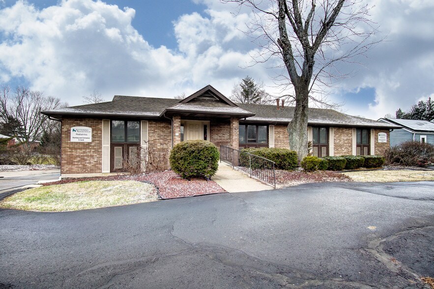 7345 Far Hills Ave, Dayton, OH à louer - Photo principale – Image 1 sur 86