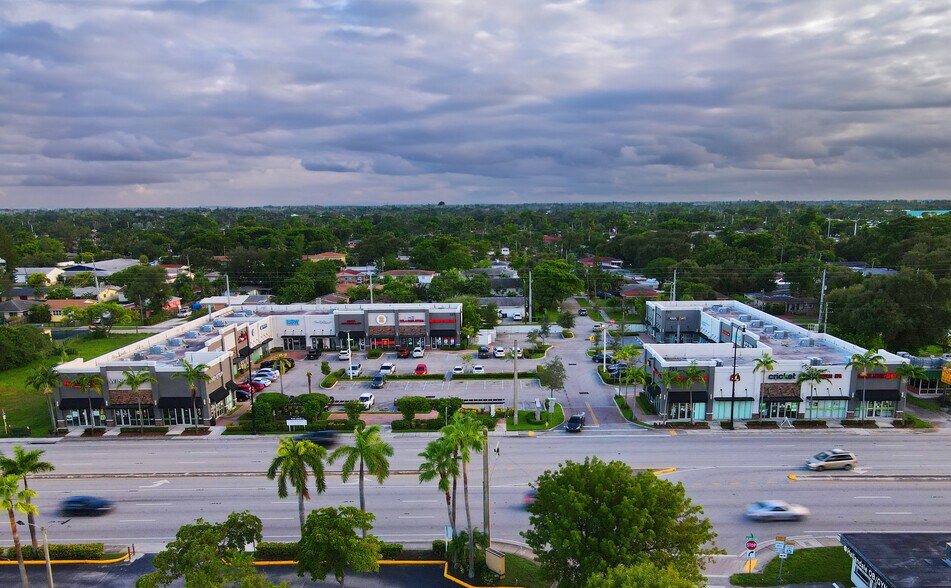 645-710 W Hallandale Beach Blvd, Hallandale, FL à louer - Photo de l’immeuble – Image 2 sur 8