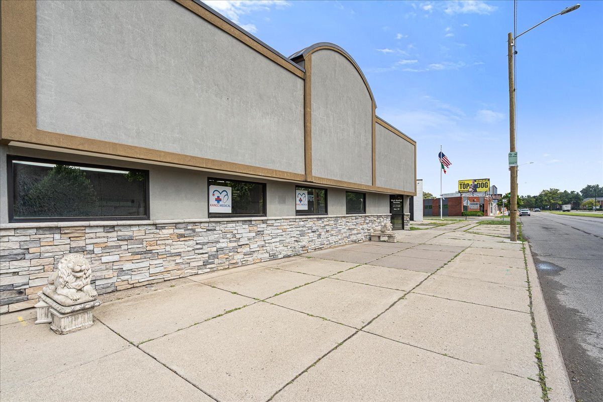 17331 Mack Ave, Detroit, MI à louer Photo de l’immeuble– Image 1 sur 27
