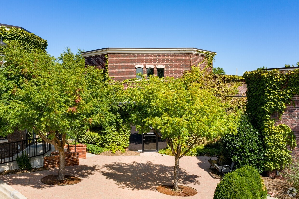 15712 N Pennsylvania Ave, Edmond, OK à louer Photo de l’immeuble– Image 1 sur 11