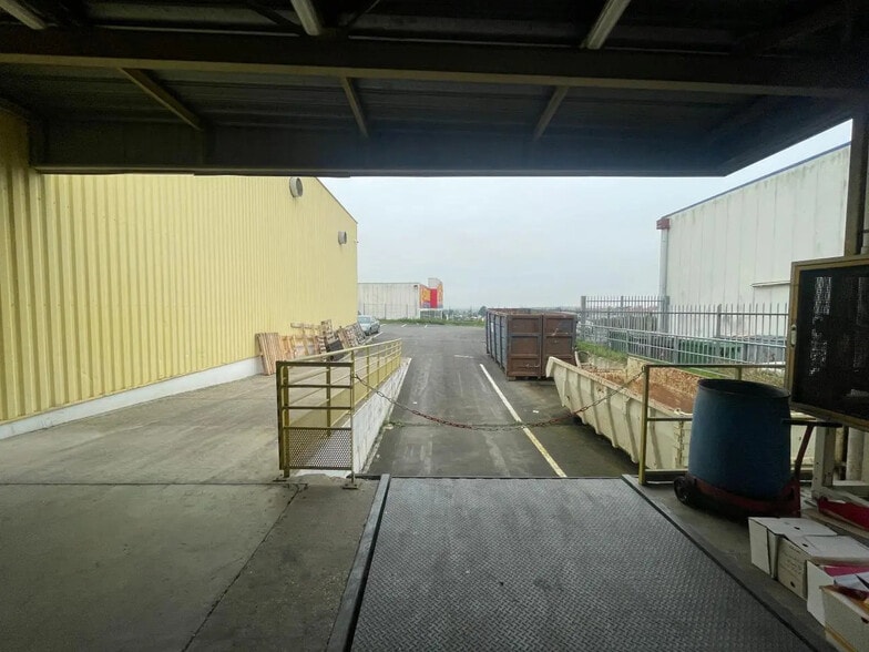 Local d’activités dans La Ville-du-Bois à louer - Photo de l’immeuble – Image 2 sur 3