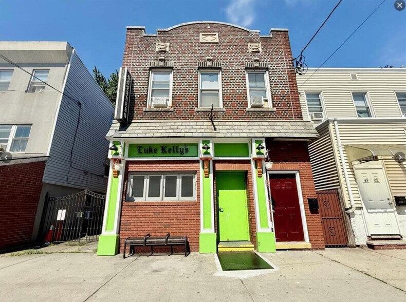 49-04 69th Street Woodside St, Woodside, NY à vendre - Photo de l’immeuble – Image 1 sur 18