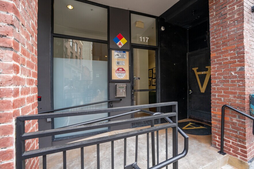 117 Winston St, Los Angeles, CA à vendre - Photo de l’immeuble – Image 3 sur 16