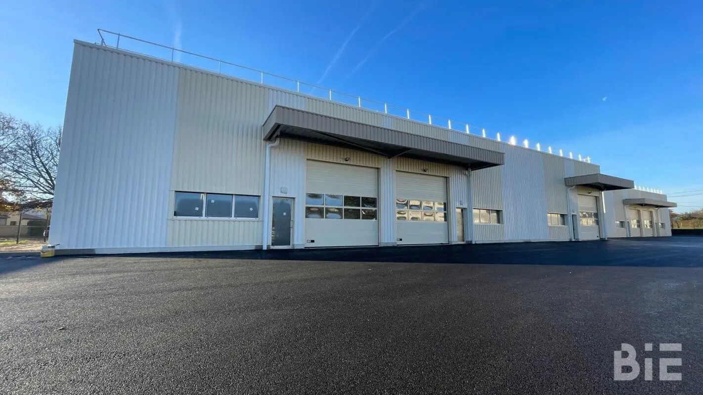 Local d’activités dans Blanquefort à louer Photo de l’immeuble– Image 1 sur 9