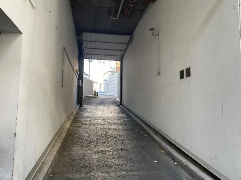 Local d'activités dans Courbevoie à vendre - Photo de l’immeuble – Image 1 sur 8