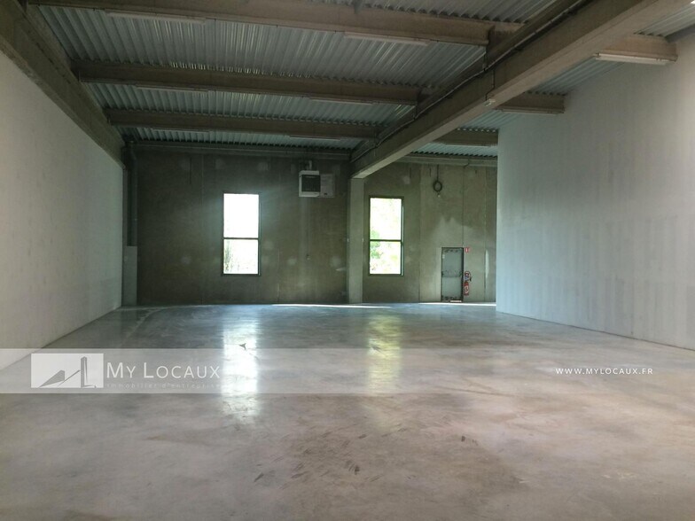Local d’activités dans Villeneuve-la-Garenne à louer - Photo de l’immeuble – Image 3 sur 6