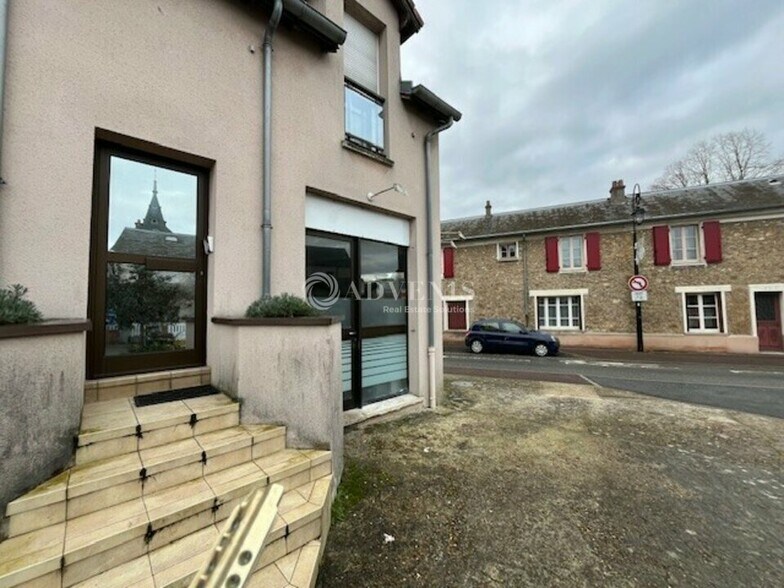 Local commercial dans Voisins-le-Bretonneux à louer - Photo de l’immeuble – Image 2 sur 7