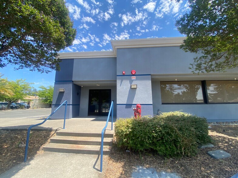 3242 Airway Dr, Santa Rosa, CA à vendre - Photo de l’immeuble – Image 3 sur 16