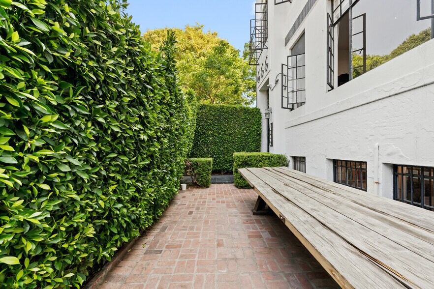 666 N Robertson Blvd, West Hollywood, CA à louer - Photo de l’immeuble – Image 3 sur 16