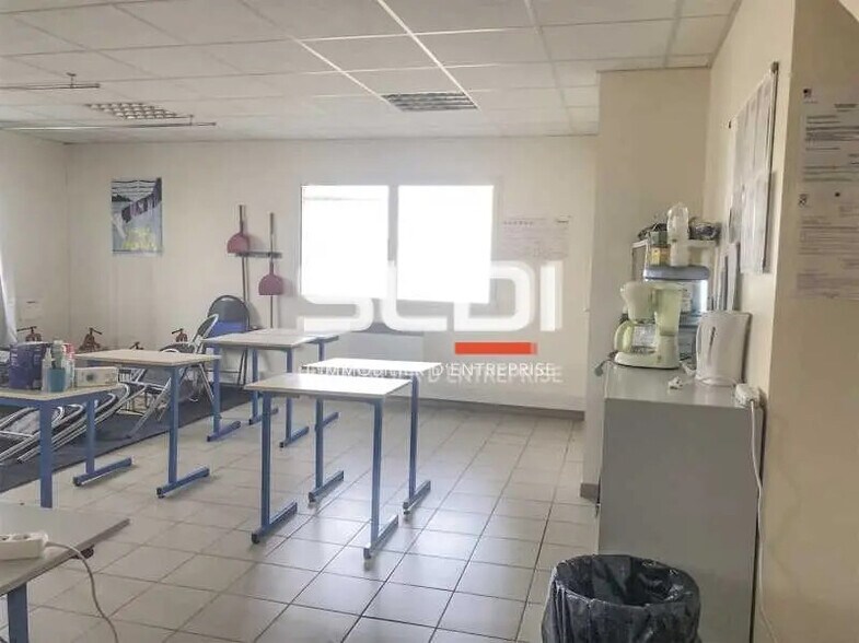 Local d’activités dans Chassieu à louer - Photo de l’immeuble – Image 2 sur 8