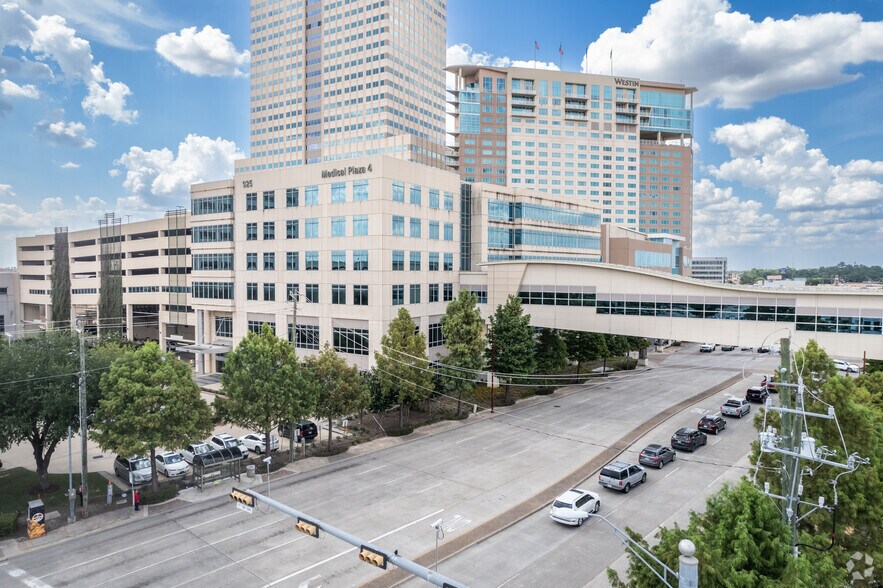925 Gessner Rd, Houston, TX à louer - Photo de l’immeuble – Image 1 sur 6
