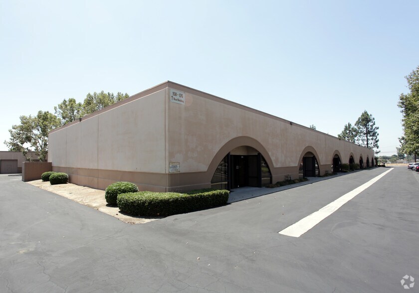 122 W Pomona Ave, Monrovia, CA à louer - Photo principale – Image 1 sur 15