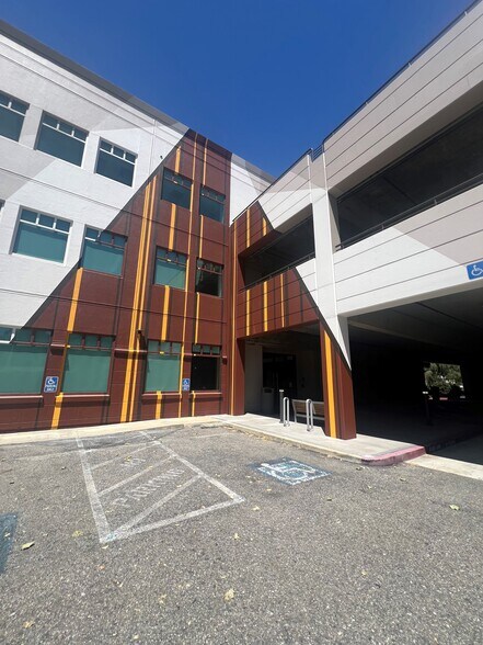 2880 Stevens Creek Blvd, San Jose, CA à louer - Photo de l’immeuble – Image 2 sur 2